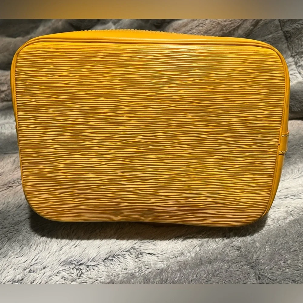 šLouis Vuitton Yellow Noe GM - Picture 7 of 9